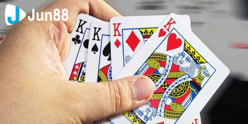 Cách Dụ Heo Đỏ Để Chặt Bách Chiến Bách Thắng Với Bí Kíp Từ JUN88 2 Người chơi bài Tiến lên cực kỳ thích chặt heo đỏ