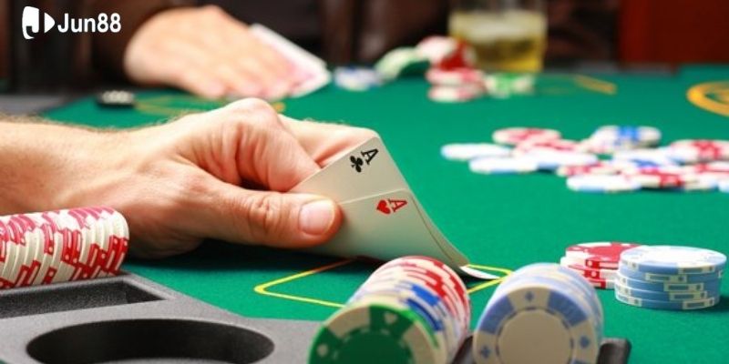 Chiến thuật chơi poker, bí kíp đỉnh cao giúp bạn thắng mọi bàn cược 2 Chien-thuat-co-ban-trong-poker-danh-cho-nguoi-moi